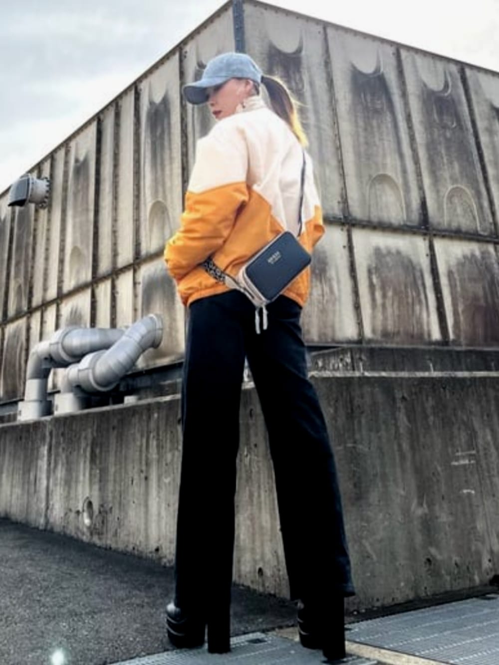 「GUESS、春コーデ、スポーツミックス」｜「GuessのWide Denim Pants（デニムパンツ、グレー系）」を使った、GUESS JAPANさん（レディース・150cm）の春コーディネートの1枚目の写真