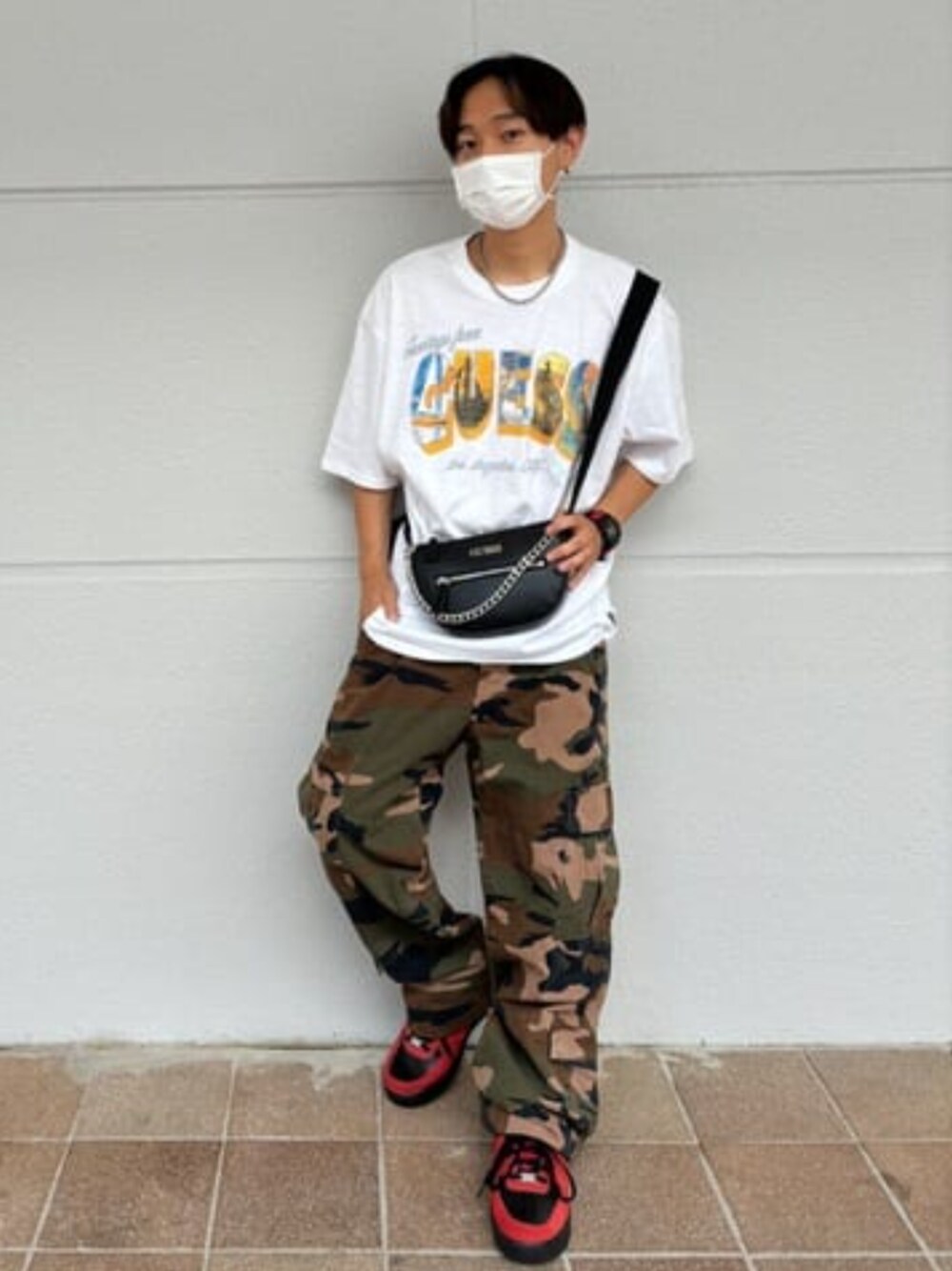 その他のカーゴパンツ、ホワイト系のTシャツ/カットソー、ブラック系のショルダーバッグを着用したメンズの夏コーディネートの1枚目の写真