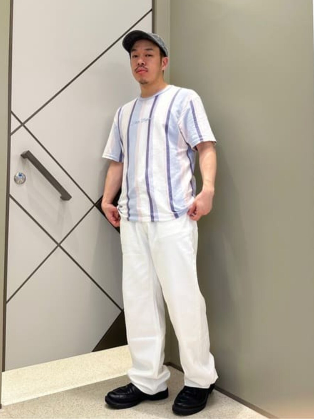 「guess、GUESS、GUESS Originals、ホワイトデニム、メンズコーデ」｜「GuessのGUESS Originals Vertical Stripe Tee Tシャツ（Tシャツ/カットソー、その他）」を使った、GUESS JAPANさん（メンズ・167cm）の秋コーディネートの1枚目の写真