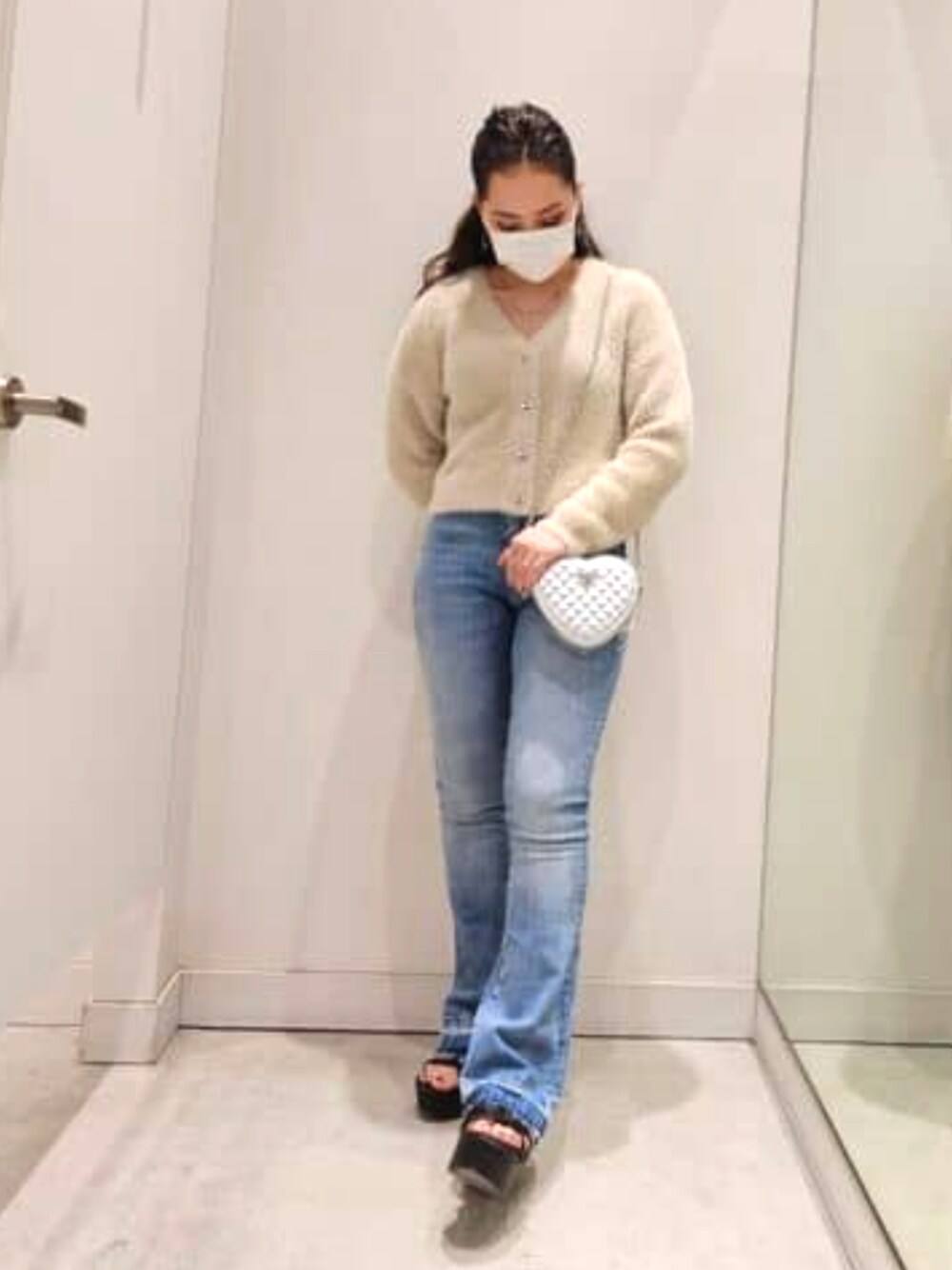 「GUESS 、春コーデ、綺麗目カジュアル」｜「GuessのTWILLER Heart Bag（ショルダーバッグ、シルバー系）」を使った、GUESS JAPANさん（レディース・154cm）の春コーディネートの1枚目の写真