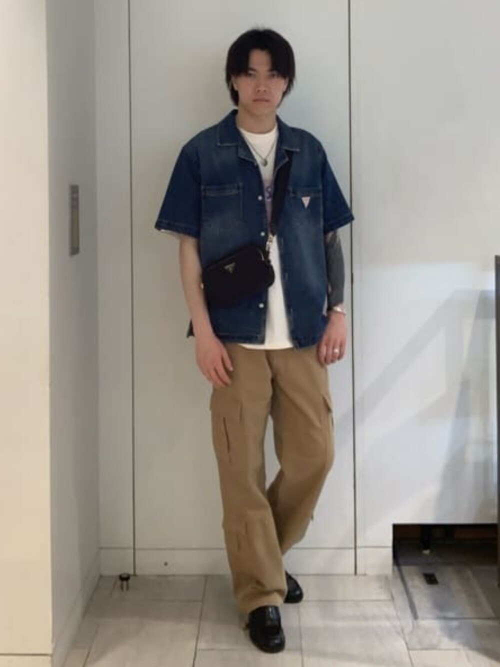 「guess、GUESS Originals、デニムコーデ、デニムシャツ、カーゴパンツ」｜「GuessのECO GEMMA Crossbody Camera（ショルダーバッグ、ブラック系）」を使った、GUESS JAPANさん（メンズ・178cm）の春コーディネートの1枚目の写真
