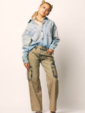 「アイテム（カーゴパンツ、イエロー系）」を使った、GUESS JAPANさん（レディース・164cm）の春コーディネート