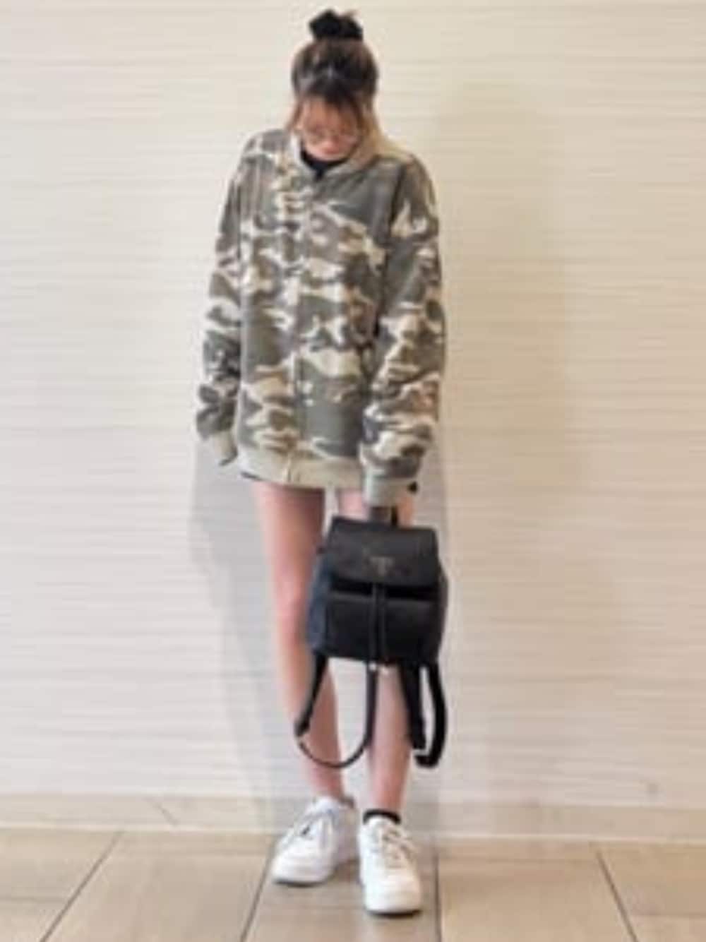 ブラック系のバックパック/リュック、その他のその他アウターを着用したレディースの春コーディネートの1枚目の写真