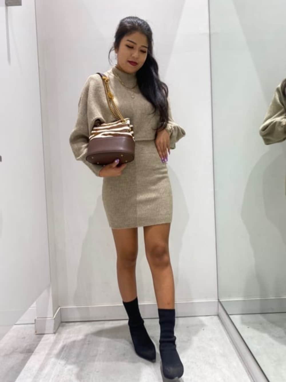 「ツーピース、ワンピース、ニット、guess」｜「GuessのISELINE Bucket（ショルダーバッグ、その他）」を使った、GUESS JAPANさん（レディース・163cm）の秋コーディネートの1枚目の写真