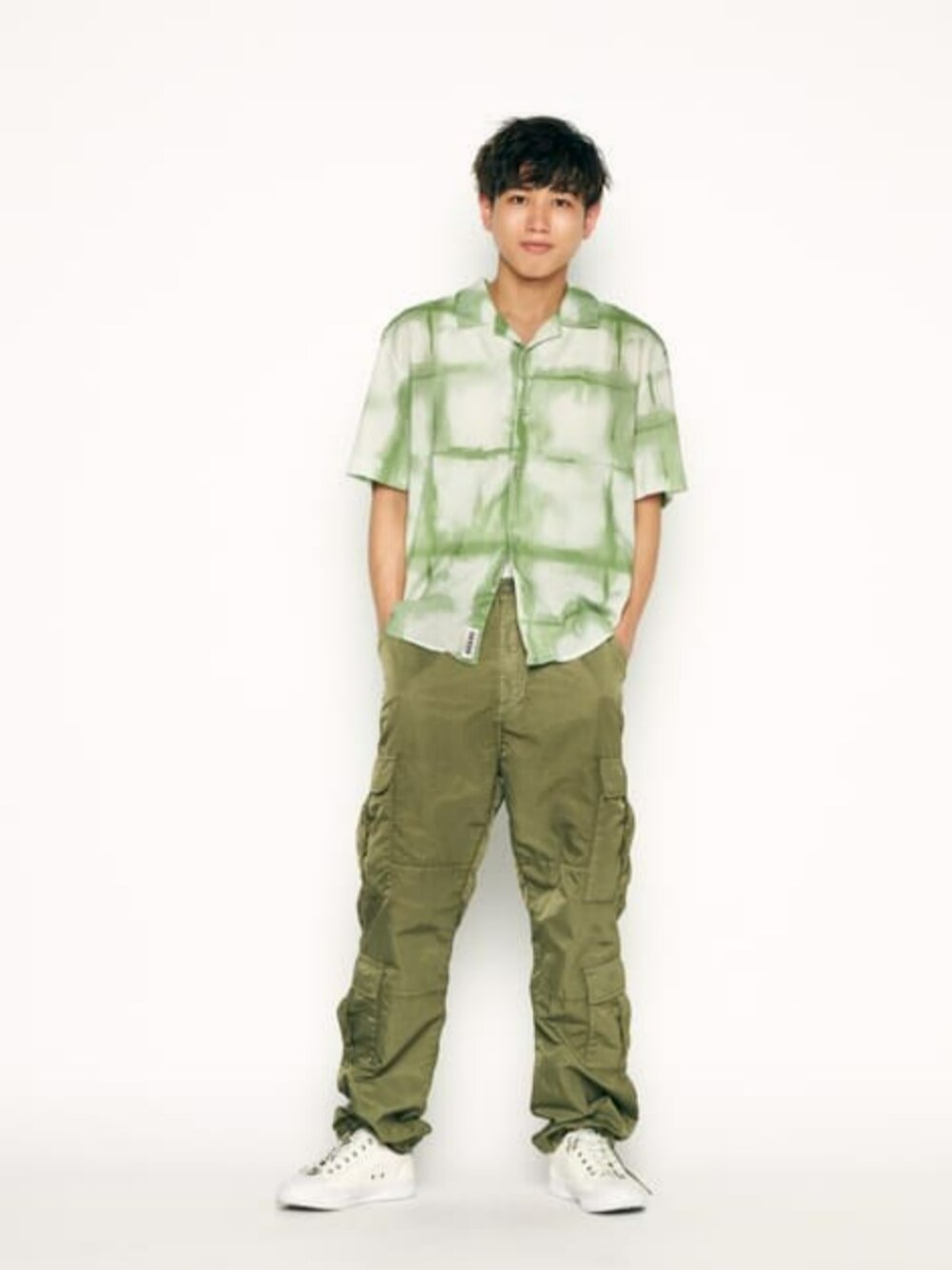 「GUESS Originals、タイダイ柄、ワントーンコーデ、カーゴパンツ、グラデーション、guess」｜「GuessのGUESS Originals Nylon Cargo Pants（カーゴパンツ、グリーン系）」を使った、GUESS JAPANさん（メンズ・174cm）の夏コーディネートの1枚目の写真