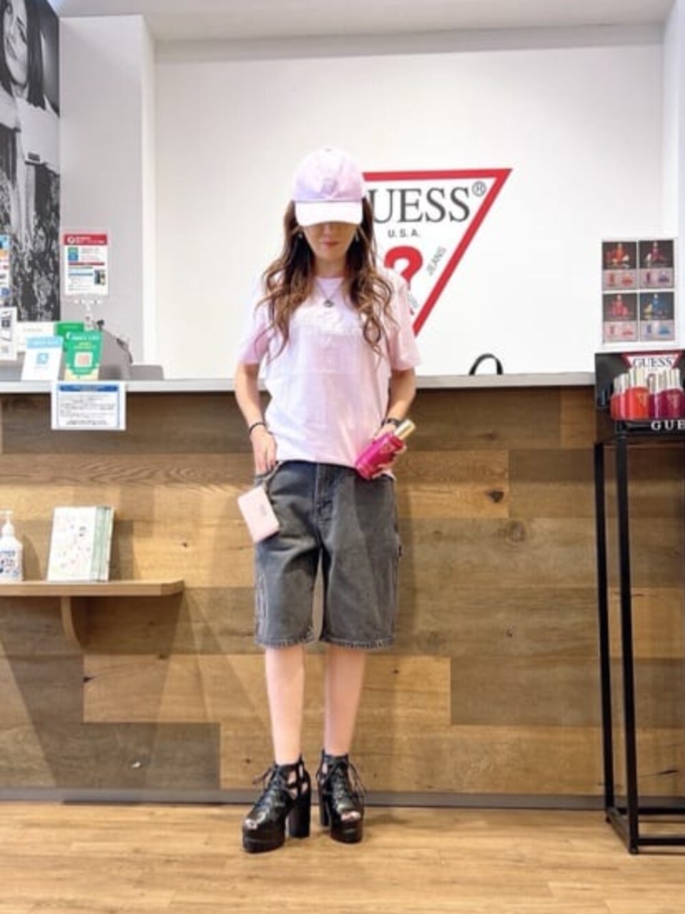 「夏コーデ、キャップ、夏だ！Tシャツ着よう！、GUESS、カジュアル、ロゴT、大人カジュアル、メンズライク、シンプルコーデ、大人コーデ」｜「GuessのBaseball Cap（キャップ、パープル系）」を使った、GUESS JAPANさん（レディース・159cm）の夏コーディネートの1枚目の写真