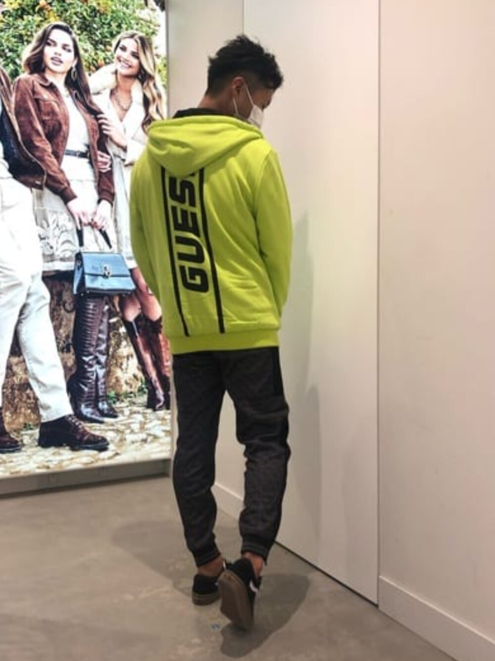 ブラック系のパーカー、グレー系のその他パンツ、ブルー系のスウェットを着用したメンズの秋コーディネートの1枚目の写真