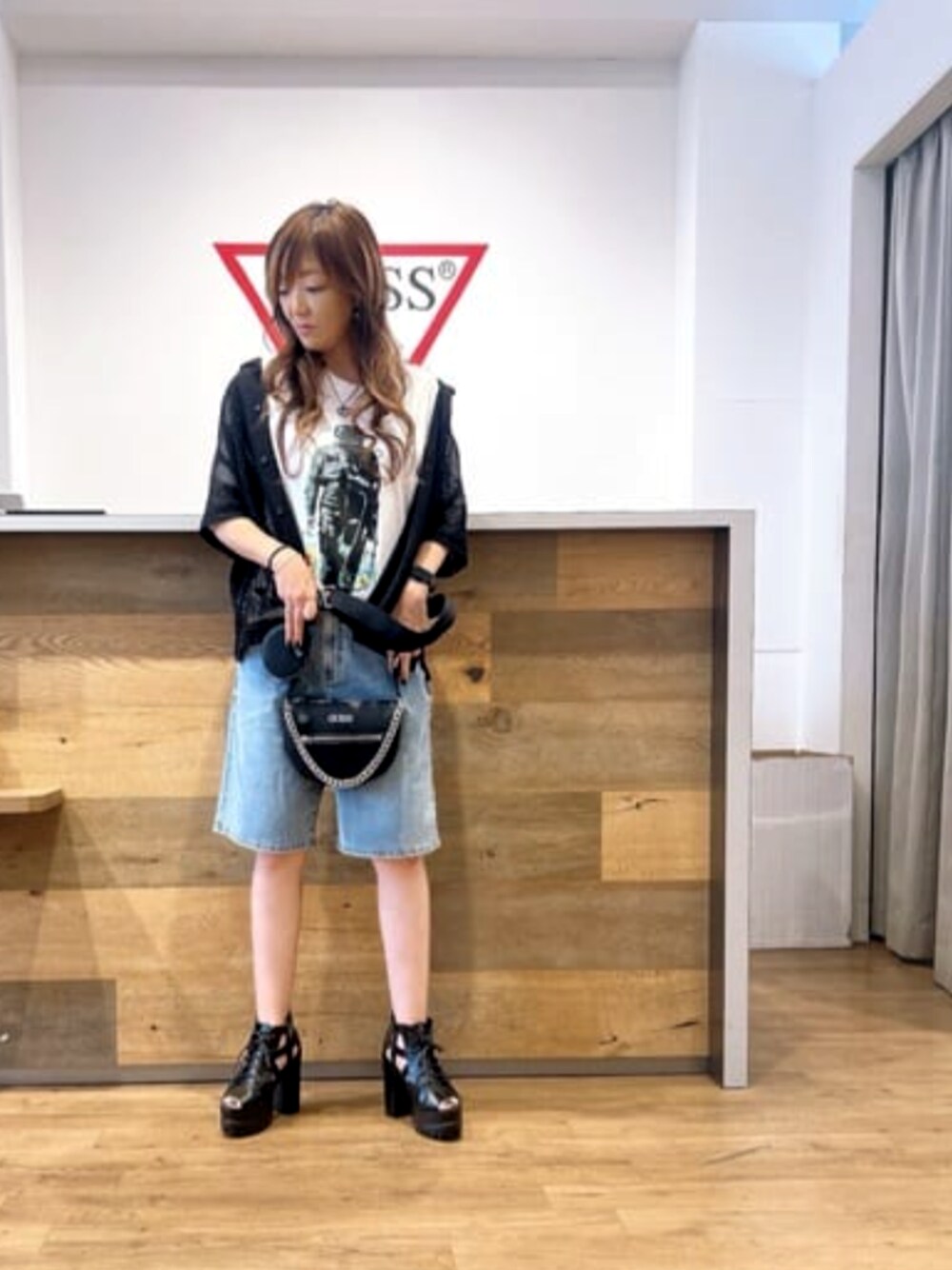 ホワイト系のTシャツ/カットソー、ブラック系のシャツ/ブラウス、ブラック系のショルダーバッグを着用したレディースの夏コーディネートの1枚目の写真