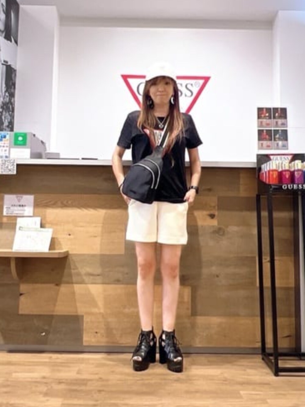 ブラック系のTシャツ/カットソー、ブラック系のショルダーバッグ、ベージュ系のその他パンツを着用したレディースの夏コーディネートの1枚目の写真