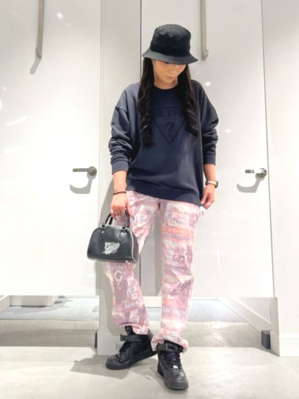 「GUESS、カジュアル、メンズライク」｜「GuessのGUESS Originals Vintage Carpenter Pants（その他パンツ、ピンク系）」を使った、GUESS JAPANさん（レディース・175cm）の春コーディネートの1枚目の写真