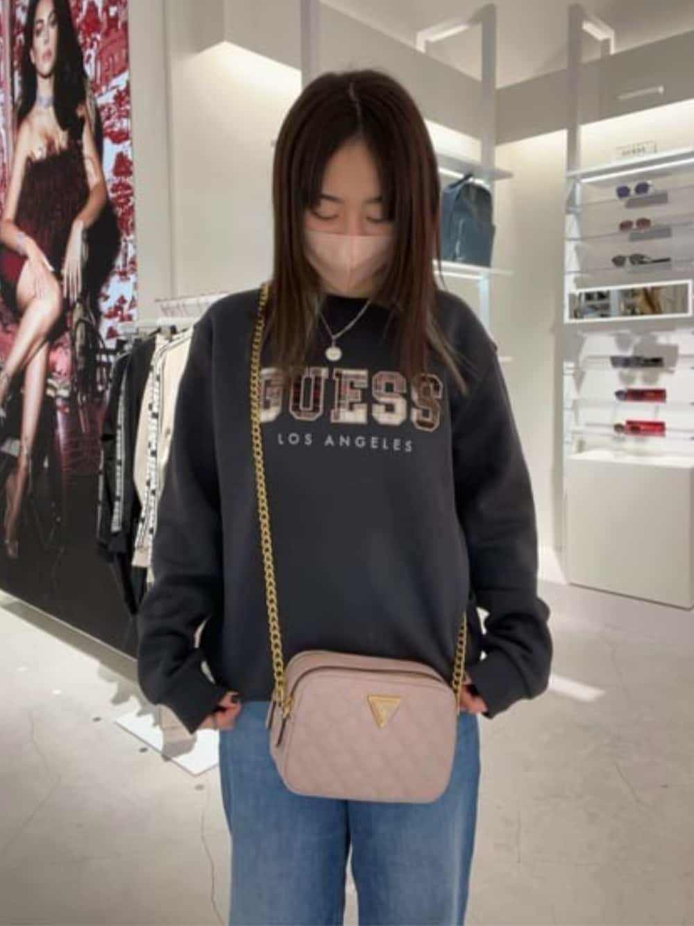 「guess、スウェット、カメラバッグ、キルティング、ハンドバッグ」｜「GuessのLogo Sweatshirt（スウェット、グレー系）」を使った、GUESS JAPANさん（レディース・162cm）の冬コーディネートの1枚目の写真