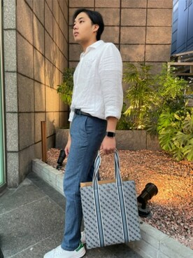 「Guess（ゲス）のアイテム（トートバッグ）」を使った、GUESS JAPANさん（メンズ・175cm）の秋コーディネート
