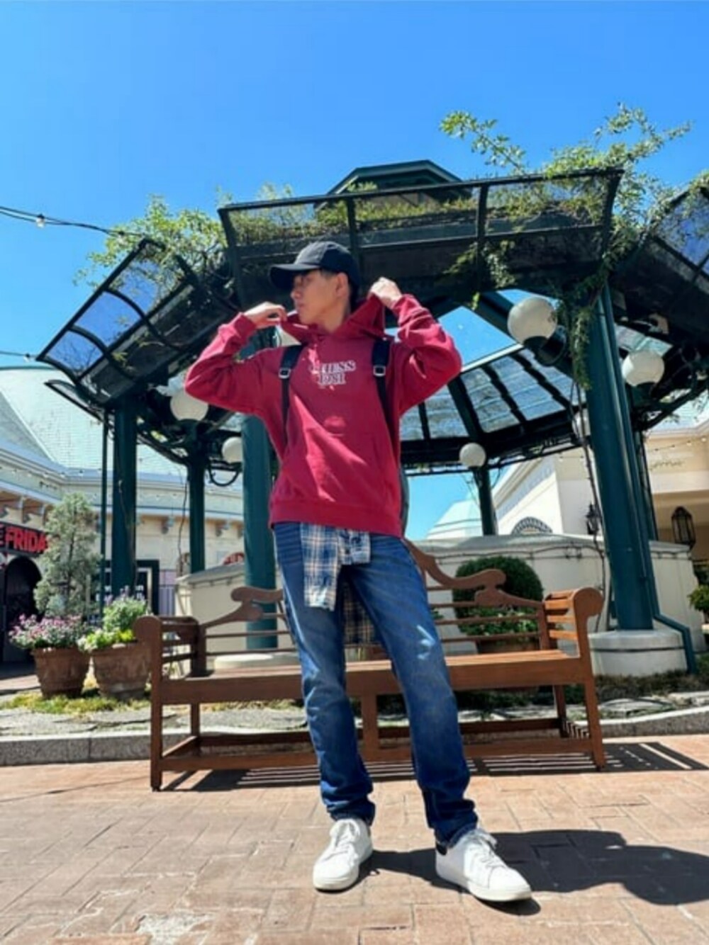 ブルー系のシャツ/ブラウス、ブラック系のバックパック/リュック、レッド系のパーカーを着用したメンズの秋コーディネートの1枚目の写真