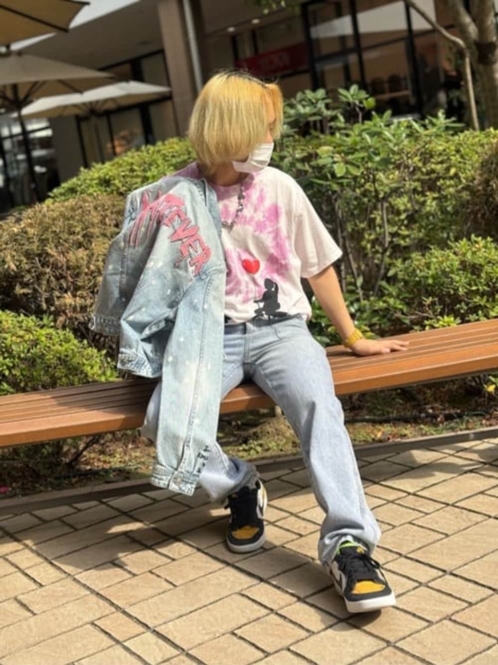 ブルー系のデニムジャケット、ピンク系のTシャツ/カットソーを着用したメンズの春コーディネートの1枚目の写真