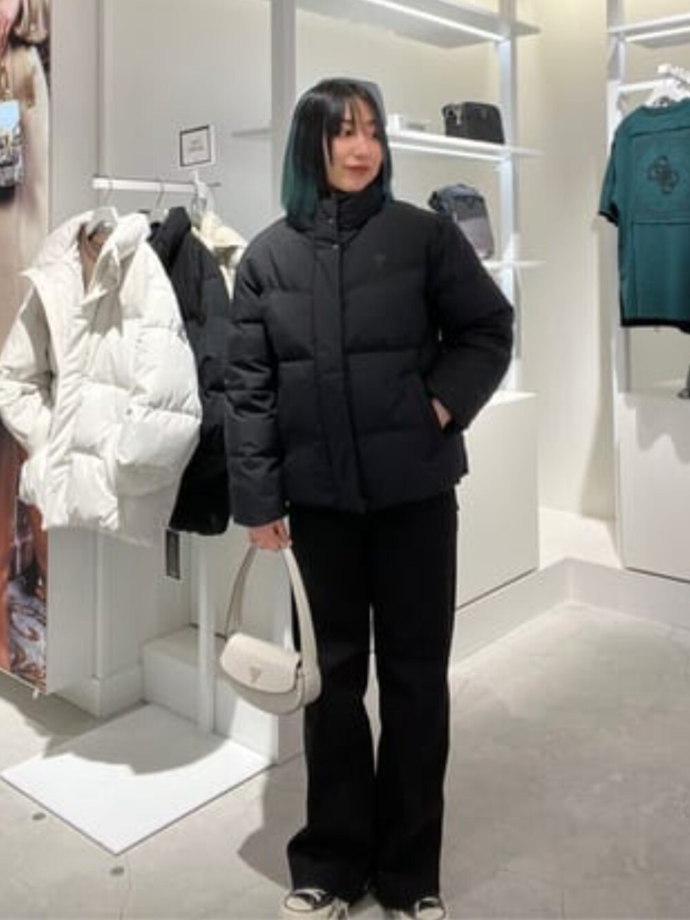 「guess、GUESS、ダウンジャケット、ダウンジャケット 黒、冬コーデ、冬アウター」｜「GuessのLADIES' Down Jacket ダウンジャケット レディース（ダウンジャケット/コート、ブラック系）」を使った、GUESS JAPANさん（レディース・162cm）の冬コーディネートの1枚目の写真