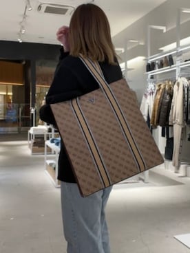 「Guess（ゲス）のアイテム（スウェット）」を使った、GUESS JAPANさん（レディース・155cm）の冬コーディネート