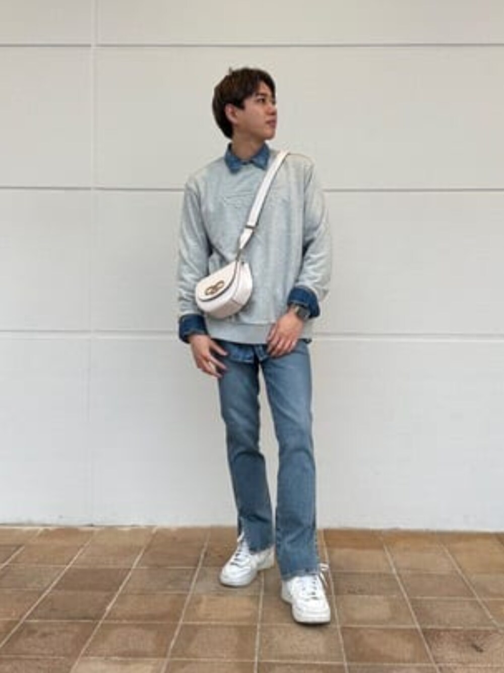 「guess、GUESS、ロゴ、ロゴスウェット、デニム、デニムシャツ、デニムパンツ、レイヤードスタイル、重ね着、重ね着コーデ、秋コーデ、秋冬コーデ」｜「GuessのTruckee Long-Sleeve Denim Shirt（シャツ/ブラウス、ブルー系）」を使った、GUESS JAPANさん（メンズ・174cm）の冬コーディネートの1枚目の写真
