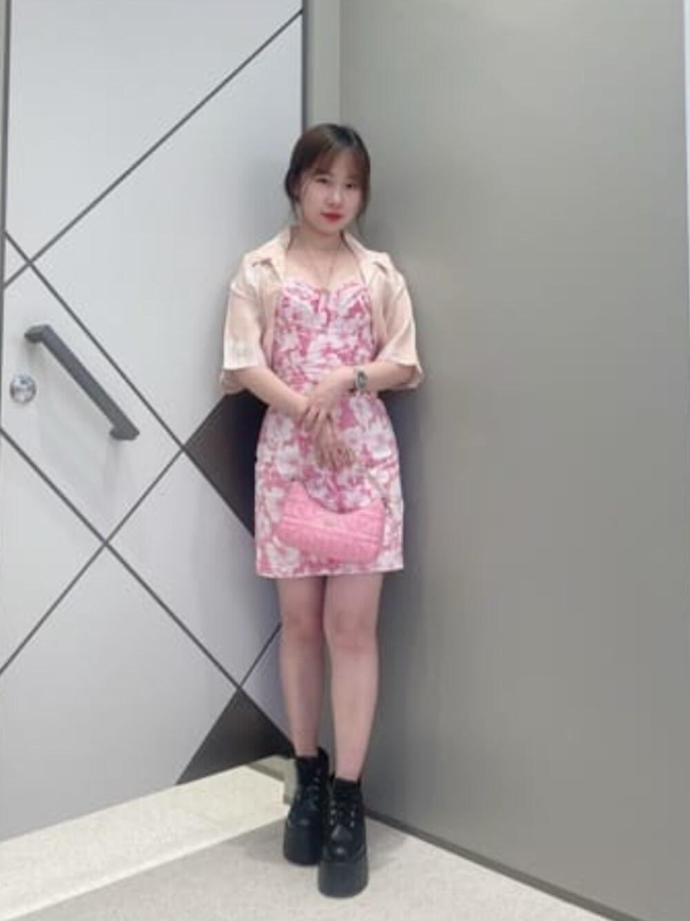 「guess、デニムワンピース、ピンクコーデ、夏コーデ」｜「GuessのASSIA Mini Crossbody Top Zip クロスボディバッグ レディース（ショルダーバッグ、ピンク系）」を使った、GUESS JAPANさん（レディース・152cm）の夏コーディネートの1枚目の写真