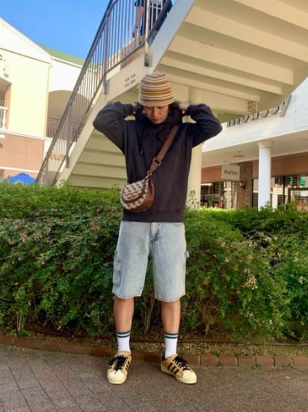 「guess、GUESS、パーカー、パーカーコーデ、フーディー、ハーフパンツ、短パン、短パンスタイル」｜「GuessのGUESS Originals Kit Carpenter Short（デニムパンツ、ブルー系）」を使った、GUESS JAPANさん（メンズ・173cm）の冬コーディネートの1枚目の写真