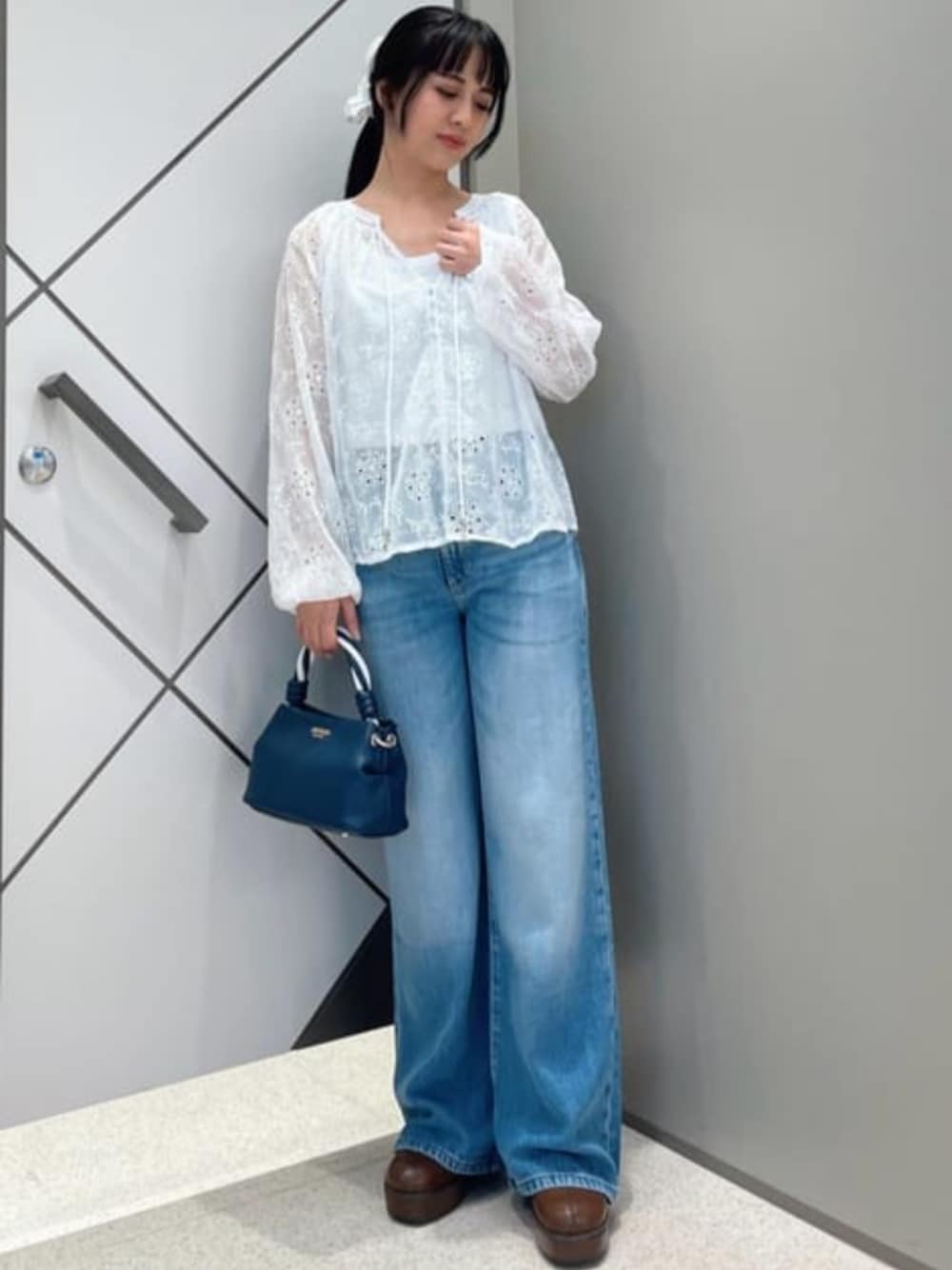 ホワイト系のタンクトップ、ブルー系のデニムパンツ、ホワイト系のシャツ/ブラウスを着用したレディースの春コーディネートの1枚目の写真