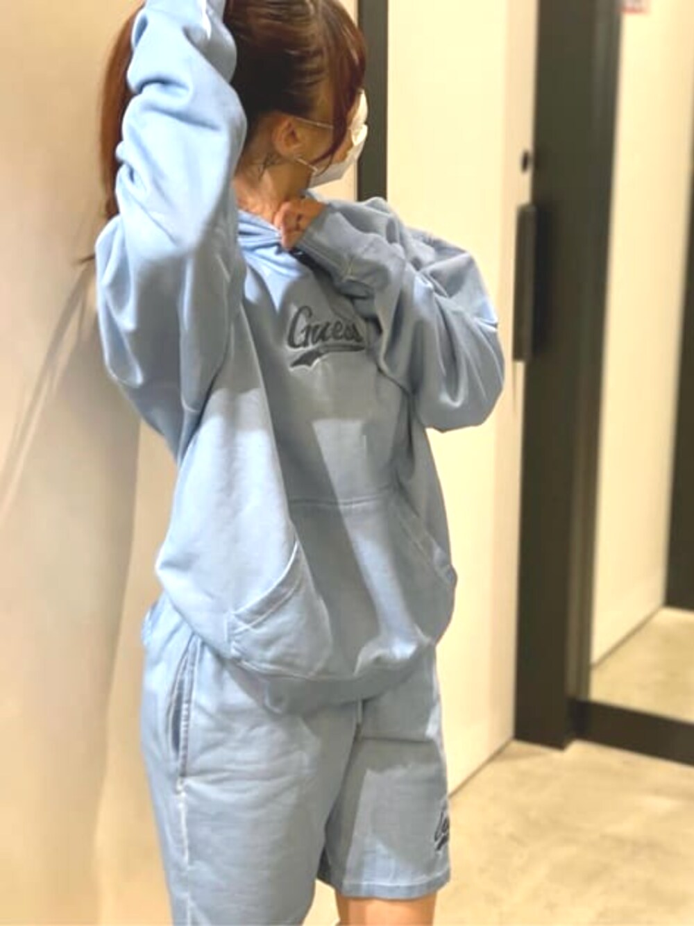 ブルー系のパーカー、ブルー系のその他パンツを着用したレディースの夏コーディネートの1枚目の写真