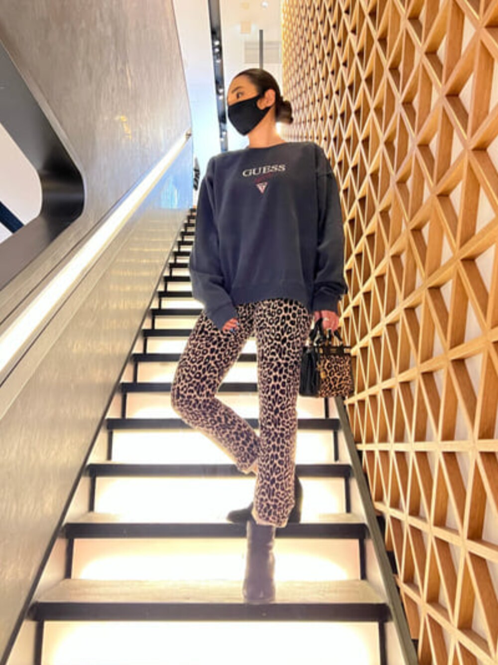 その他のハンドバッグ、ベージュ系のデニムパンツ、ブラック系のスウェットを着用したレディースの冬コーディネートの1枚目の写真