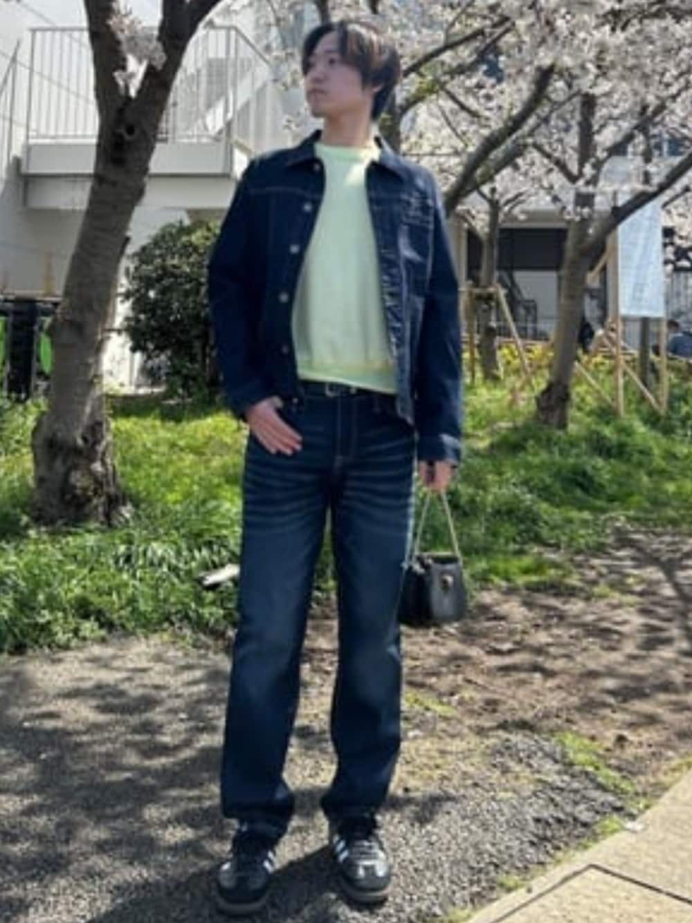 「guess、GUESS、デニム、デニムパンツ、デニムジャケット、セットアップ、セットアップスタイル、セットアップコーデ、春コーデ、春、カジュアル、カジュアルコーデ」｜「GuessのDenim Jacket（デニムジャケット、ブルー系）」を使った、GUESS JAPANさん（メンズ・178cm）の春コーディネートの1枚目の写真