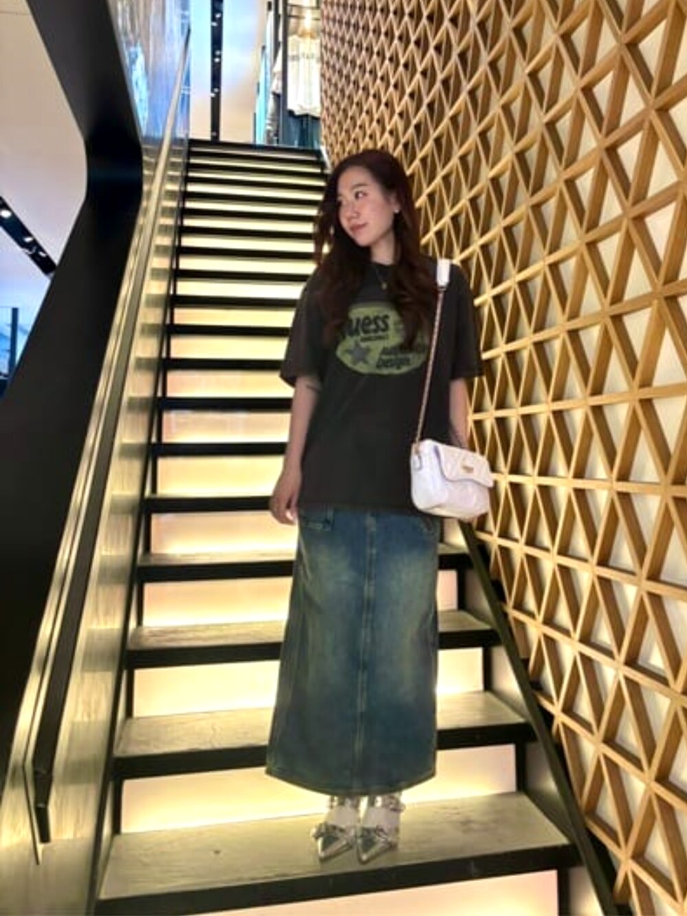 「GUESS、デニム、カジュアル、ロゴT、夏コーデ」｜「GuessのGUESS Originals West Tee（Tシャツ/カットソー、ブラック系）」を使った、GUESS JAPANさん（レディース・155cm）の春コーディネートの1枚目の写真