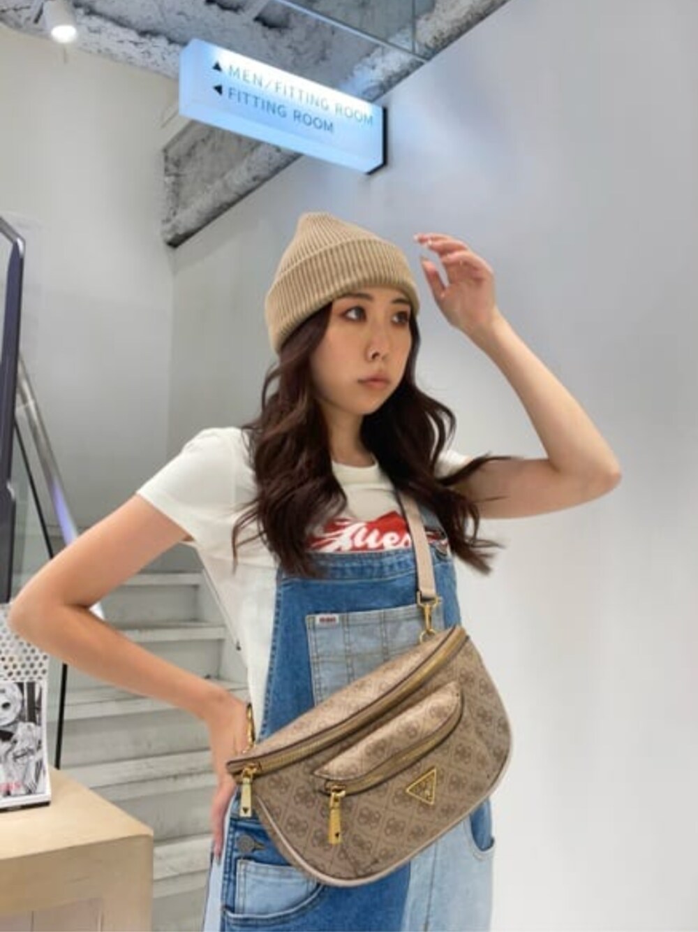 「オーバーオール、デニム、カジュアルコーデ、guess」｜「GuessのGUESS Originals Branson Logo Beanie（ニットキャップ/ビーニー、ベージュ系）」を使った、GUESS JAPANさん（レディース・160cm）の秋コーディネートの1枚目の写真