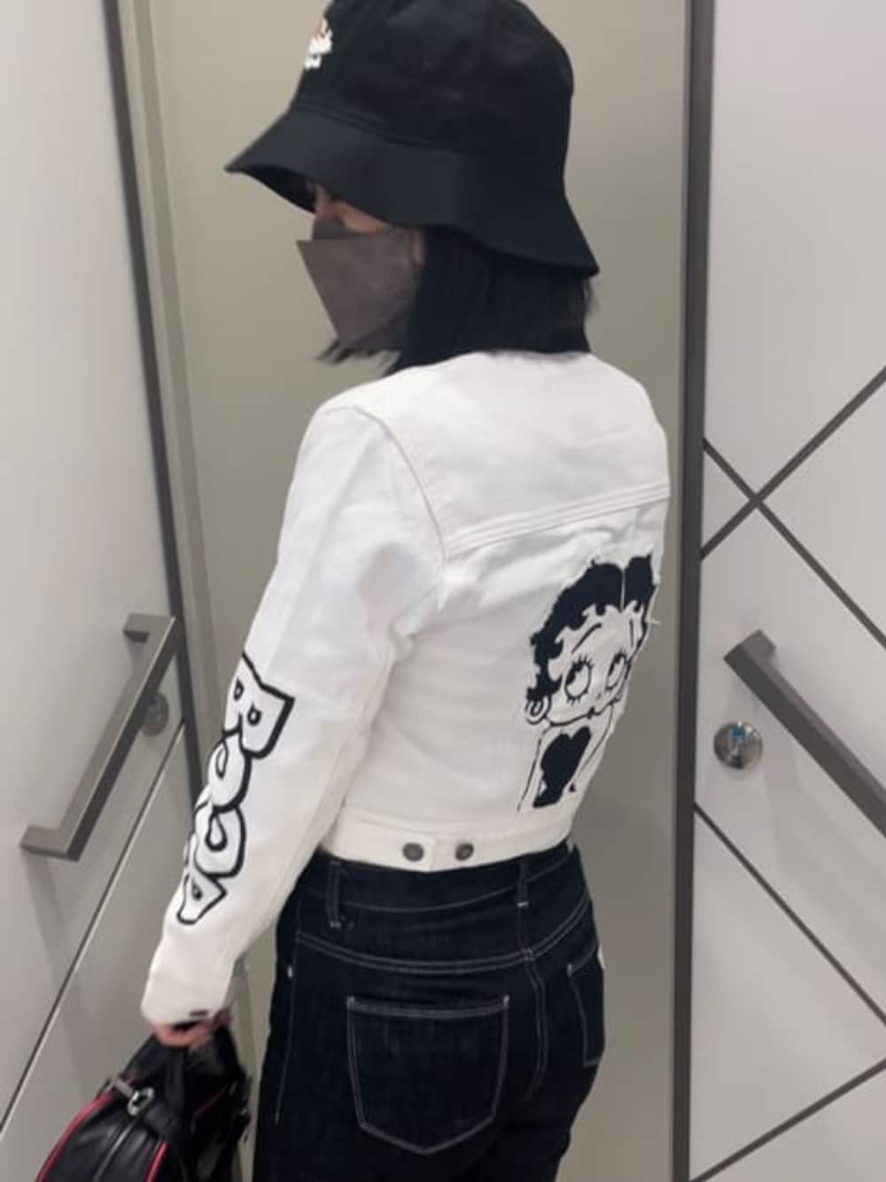 「BETTY BOOP、ベティーちゃん、レトロ、デニムジャケット、モノトーン、ボストンバッグ、バケットハット、guess」｜「GuessのGUESS Originals x Betty Boop Bucket Hat（ハット、ブラック系）」を使った、GUESS JAPANさん（レディース・159cm）の冬コーディネートの1枚目の写真