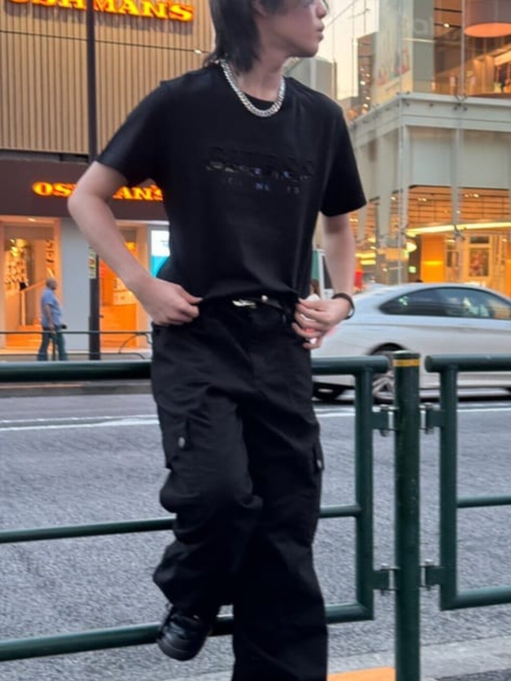 「GUESS、大人カジュアル、ロゴT、カジュアル、メンズファッション、夏コーデ、シンプル、カジュアルコーデ」｜「GuessのGUESS Originals Utility Cargo Pants（カーゴパンツ、ブラック系）」を使った、GUESS JAPANさん（メンズ・164cm）の夏コーディネートの1枚目の写真