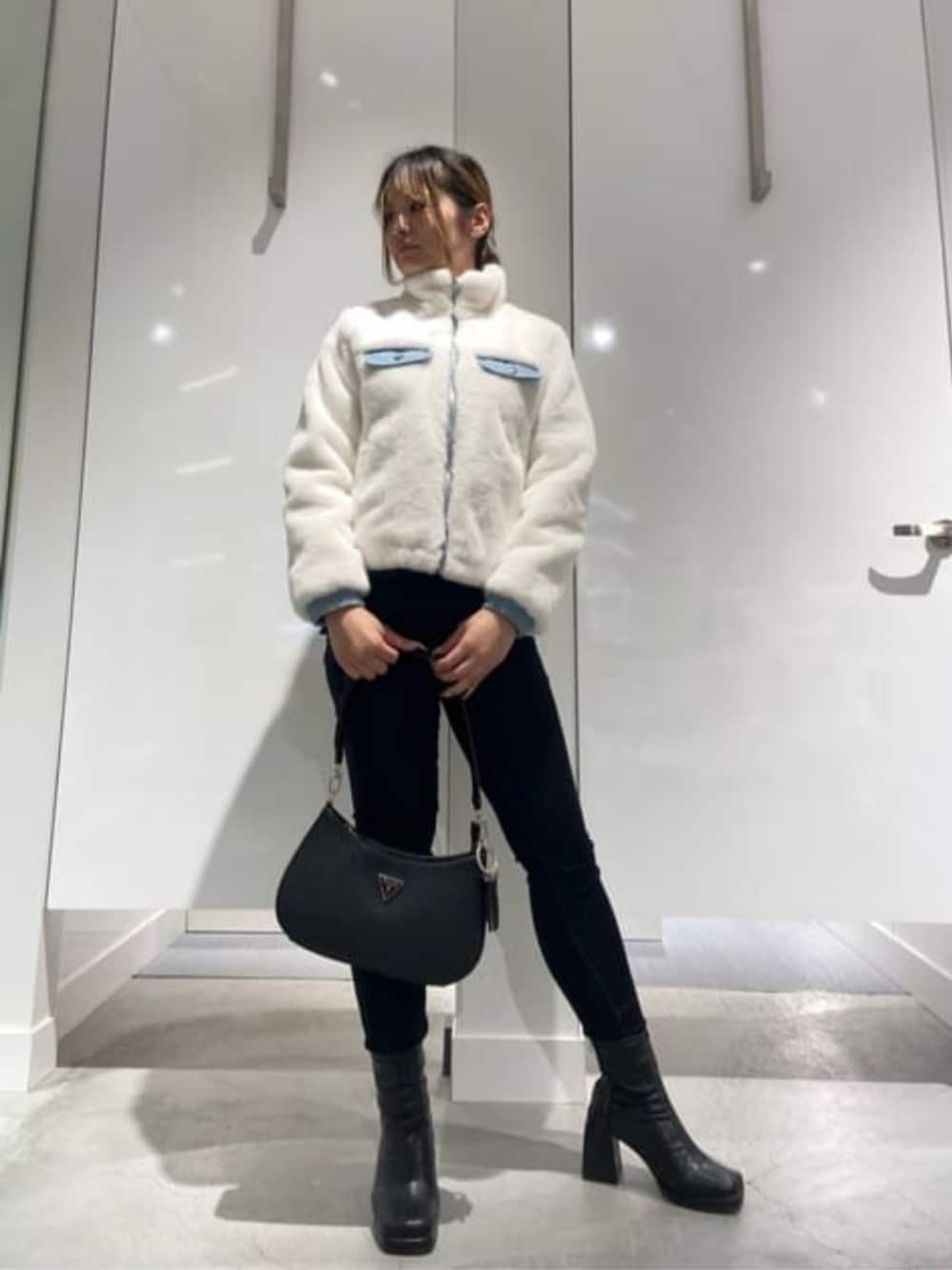 「guess、GUESS、ファージャケット、ファーブルゾン、冬コーデ、カジュアル、カジュアルコーデ」｜「GuessのNOELLE Top Zip Shoulder Bag（ショルダーバッグ、ブラック系）」を使った、GUESS JAPANさん（レディース・158cm）の冬コーディネートの1枚目の写真