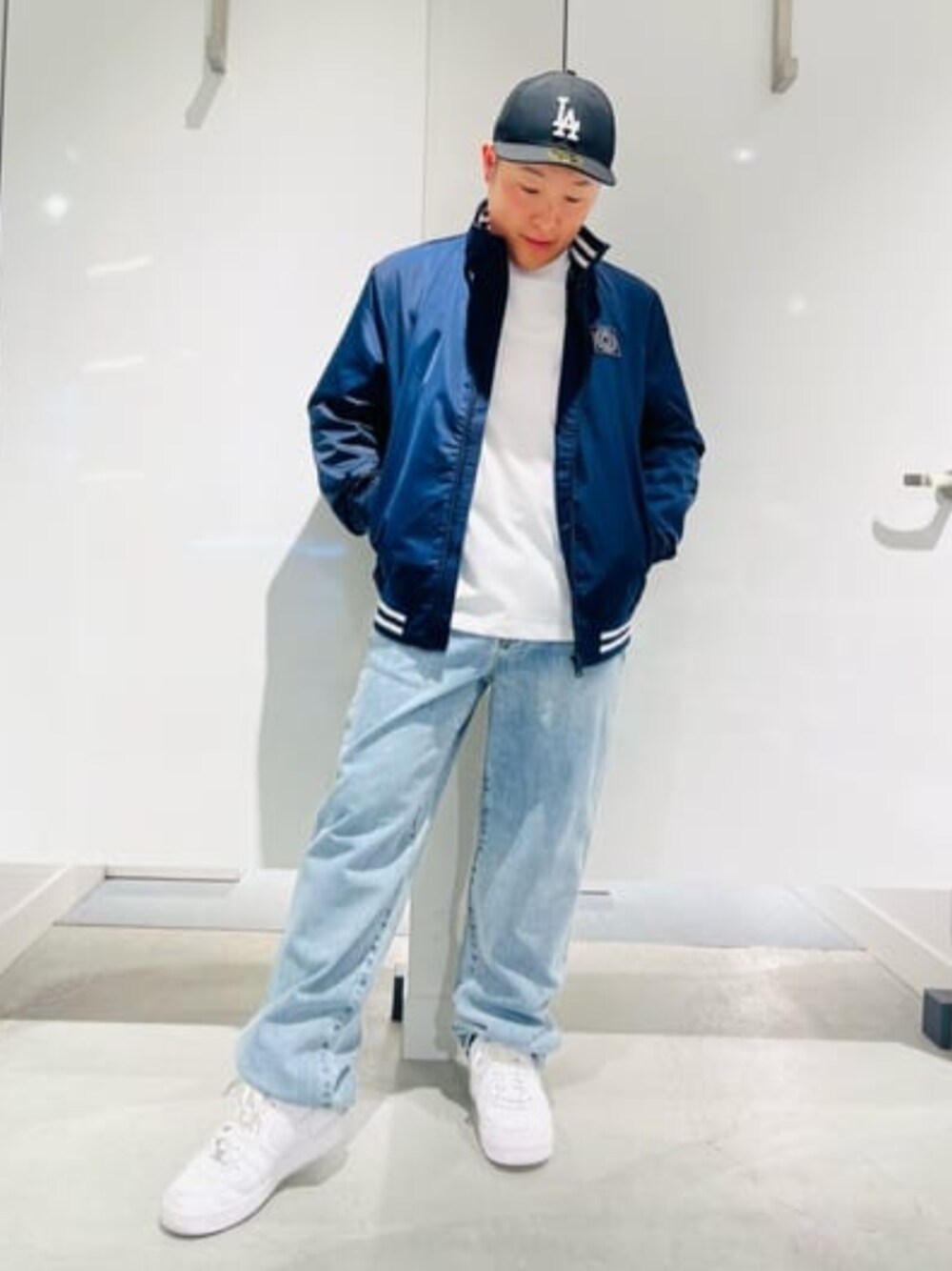 ブルー系のデニムパンツ、ホワイト系のTシャツ/カットソーを着用したメンズの春コーディネートの1枚目の写真