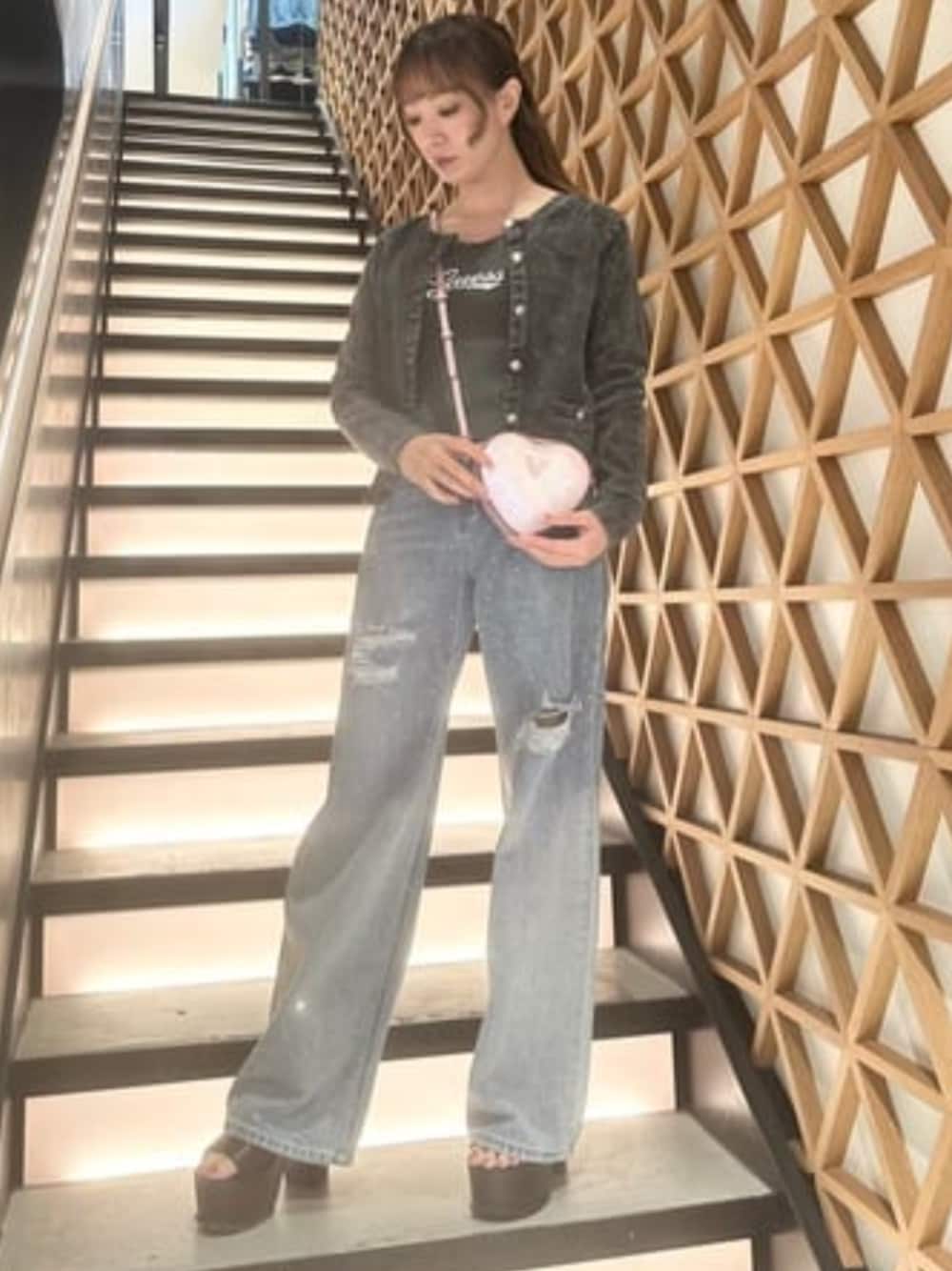 ピンク系のショルダーバッグ、グレー系のタンクトップ、ブルー系のデニムパンツを着用したレディースの夏コーディネートの1枚目の写真