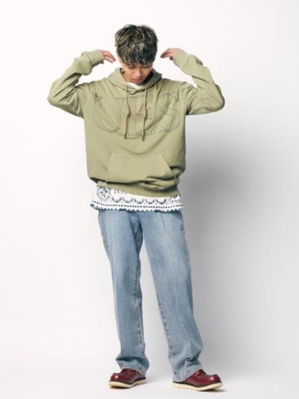 ブルー系のデニムパンツ、その他のTシャツ/カットソー、ブラック系のパーカーを着用したメンズの春コーディネートの1枚目の写真