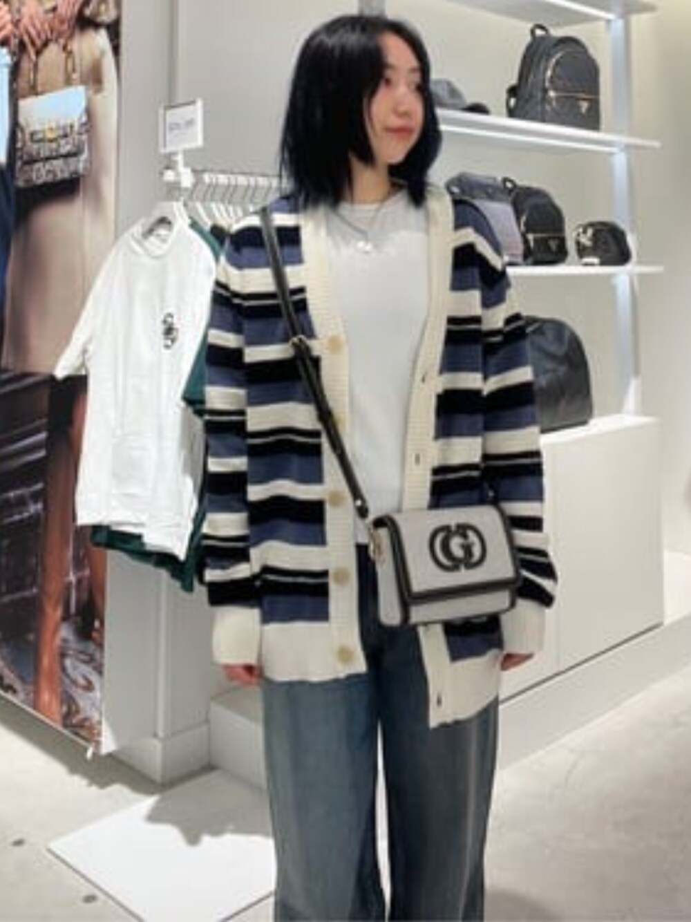 「guess、GUESS、カーディガン、カーディガンコーデ、カジュアル、カジュアルコーデ、春コーデ、春」｜「GuessのCLAIR Pant デニムパンツ レディース（デニムパンツ、ブルー系）」を使った、GUESS JAPANさん（レディース・162cm）の春コーディネートの1枚目の写真
