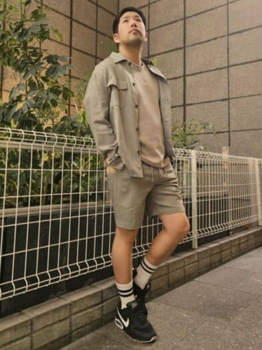 「guess、GUESS、セットアップ、セットアップスタイル、セットアップコーデ、春コーデ、春、春夏コーデ、春色、カーキ、カーキパンツ、大人カジュアル、大人カジュアルコーデ」｜「GuessのFLETCHER Linen Over Shirt シャツ（シャツ/ブラウス、ブラウン系）」を使った、GUESS JAPANさん（メンズ・170cm）の春コーディネートの1枚目の写真