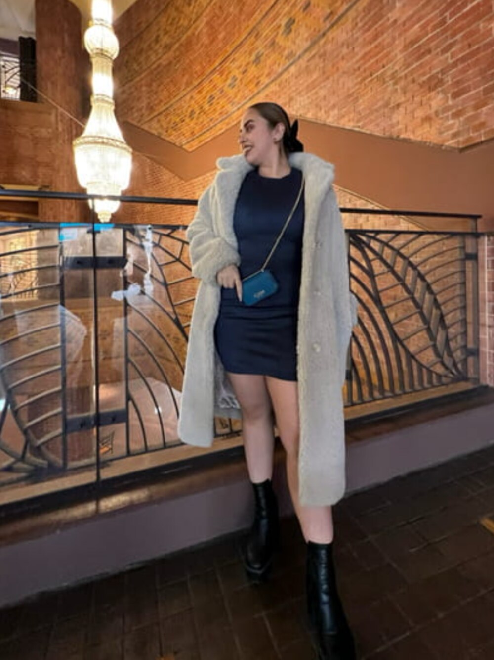 「ボアコート、ミニワンピ、ベロア、ブーツ、パーティースタイル、低身長、guess」｜「GuessのEco Alina Faux-Fur Coat（その他アウター、ベージュ系）」を使った、GUESS JAPANさん（レディース・153cm）の冬コーディネートの1枚目の写真