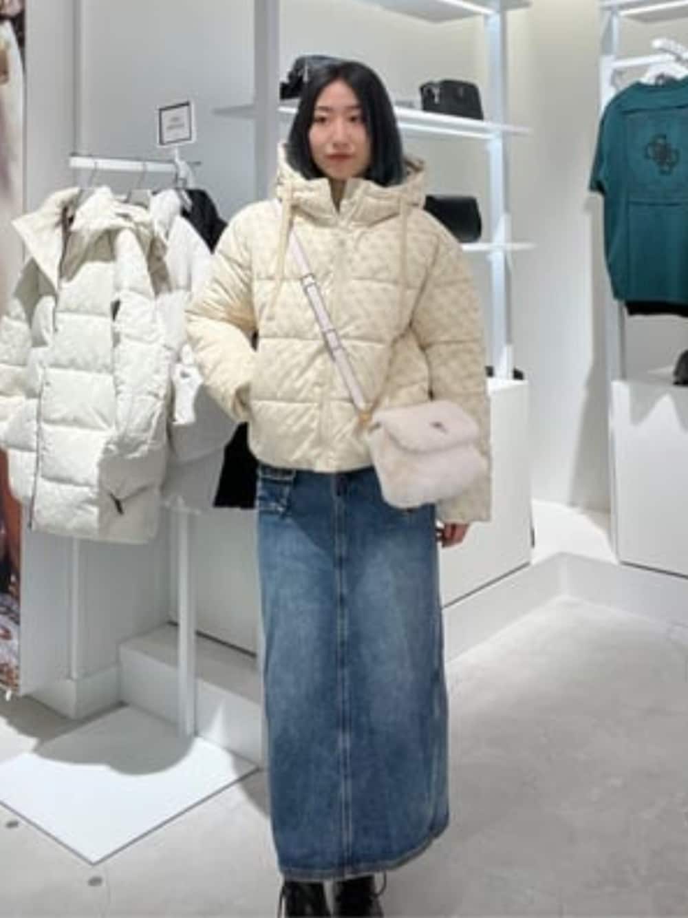 「guess、GUESS、ファーバッグ、アウター」｜「GuessのSAMIA Flap Shoulder Bag（ショルダーバッグ、ホワイト系）」を使った、GUESS JAPANさん（レディース・162cm）の冬コーディネートの1枚目の写真