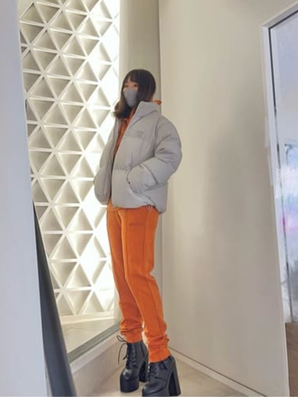 「ベロア、セットアップ、ダウンジャケット、パーカー、ジョガーパンツ、秋冬コーデ、guess」｜「GuessのMini Triangle Logo Down Jacket（ダウンジャケット/コート、グレー系）」を使った、GUESS JAPANさん（レディース・162cm）の冬コーディネートの1枚目の写真
