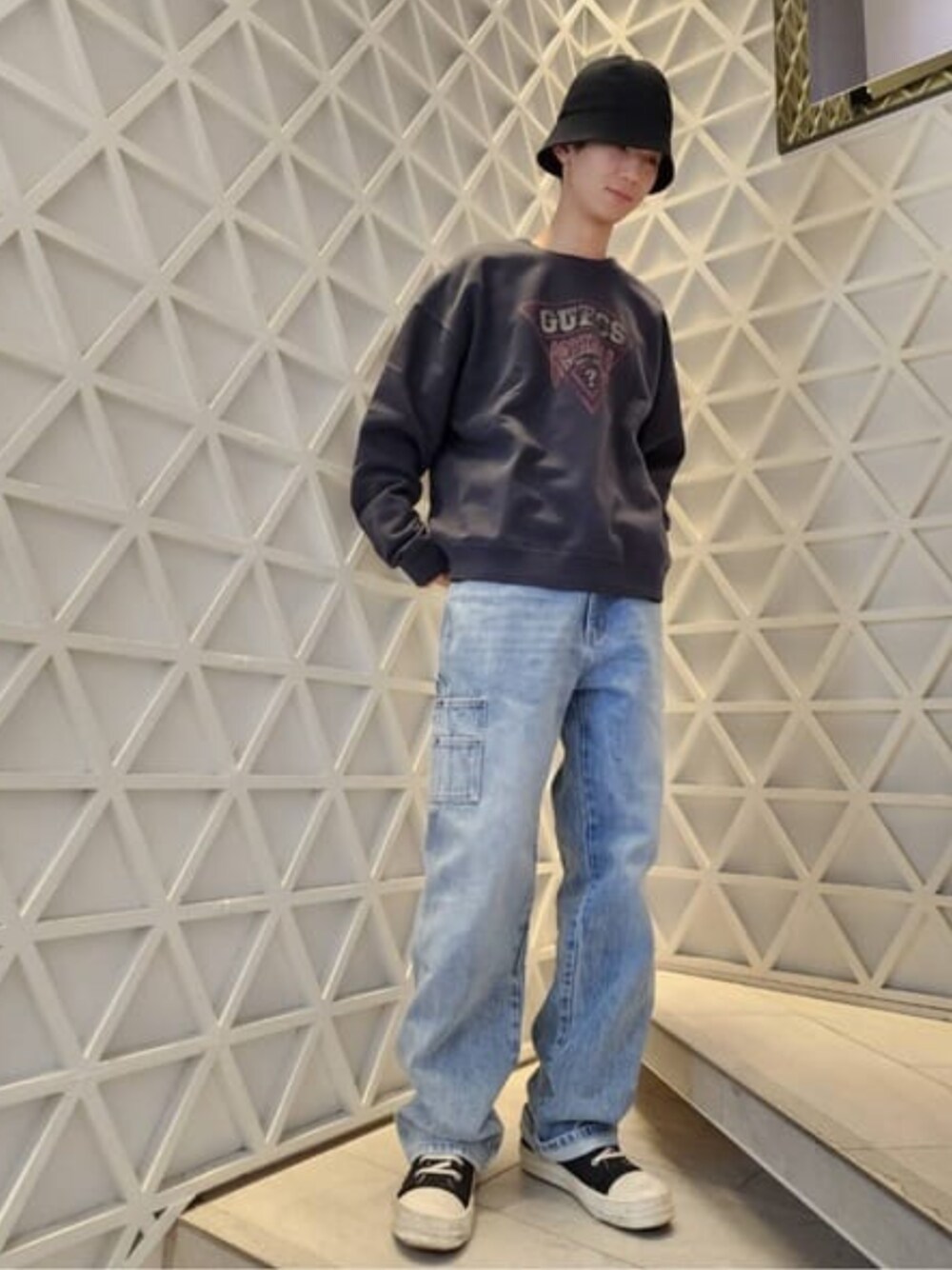 「guess、GUESS Originals、カーペンターパンツ」｜「GuessのGUESS Originals Denim Carpenter Pant（デニムパンツ、ブルー系）」を使った、GUESS JAPANさん（メンズ・180cm）の冬コーディネートの1枚目の写真