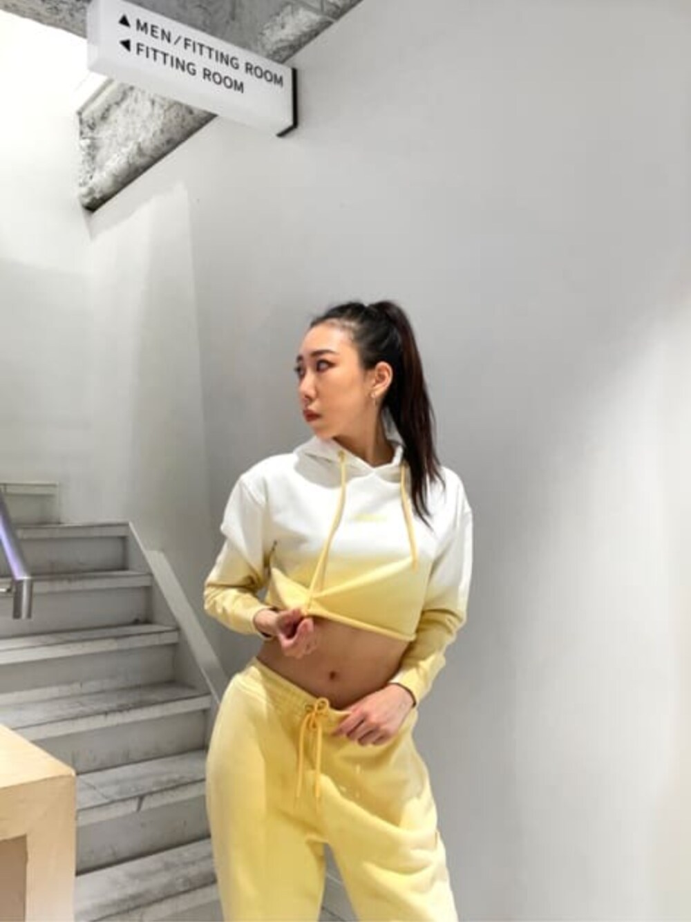「クロップドトップス、ショート丈トップス、スウェット、トレーニング、guess」｜「GuessのAnise Ombre Cropped Hoodie（パーカー、イエロー系）」を使った、GUESS JAPANさん（レディース・160cm）の秋コーディネートの1枚目の写真