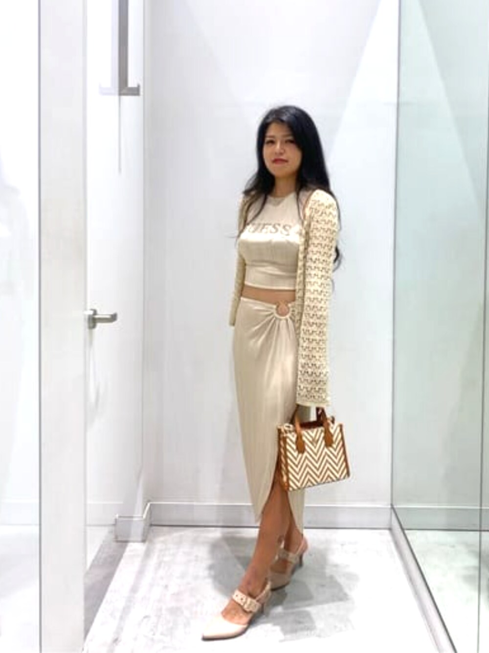 「guess、春コーデ、綺麗目」｜「GuessのCRISTINA Rhinestone TaNecklace Top（タンクトップ、ベージュ系）」を使った、GUESS JAPANさん（レディース・163cm）の春コーディネートの1枚目の写真