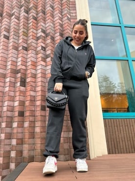 「Guess（ゲス）のアイテム（スウェットパンツ）」を使った、GUESS JAPANさん（レディース・153cm）の春コーディネート