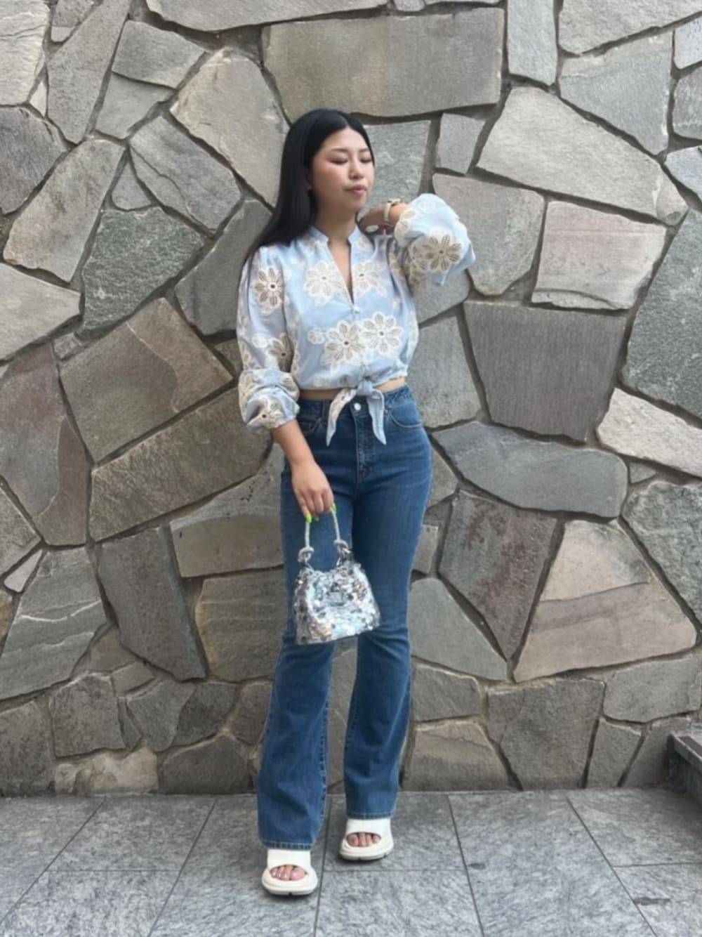 ブルー系のデニムパンツ、シルバー系のショルダーバッグ、ブルー系のシャツ/ブラウスを着用したレディースの秋コーディネートの1枚目の写真