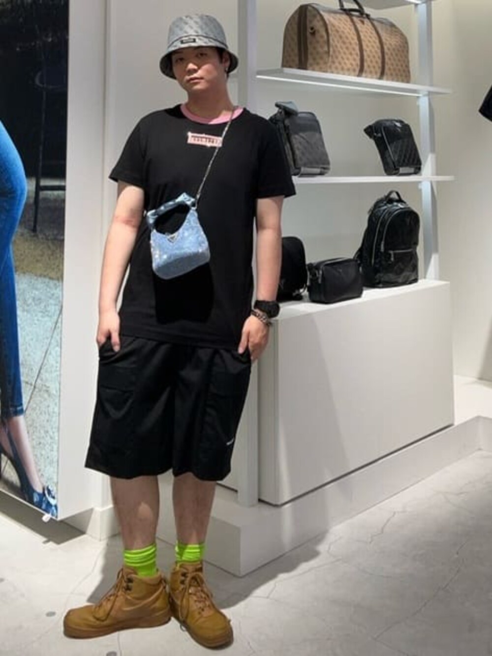 「guess、ロゴT、メンズコーデ」｜「GuessのLUA Mini Hobo（ショルダーバッグ、ブルー系）」を使った、GUESS JAPANさん（メンズ・178cm）の夏コーディネートの1枚目の写真