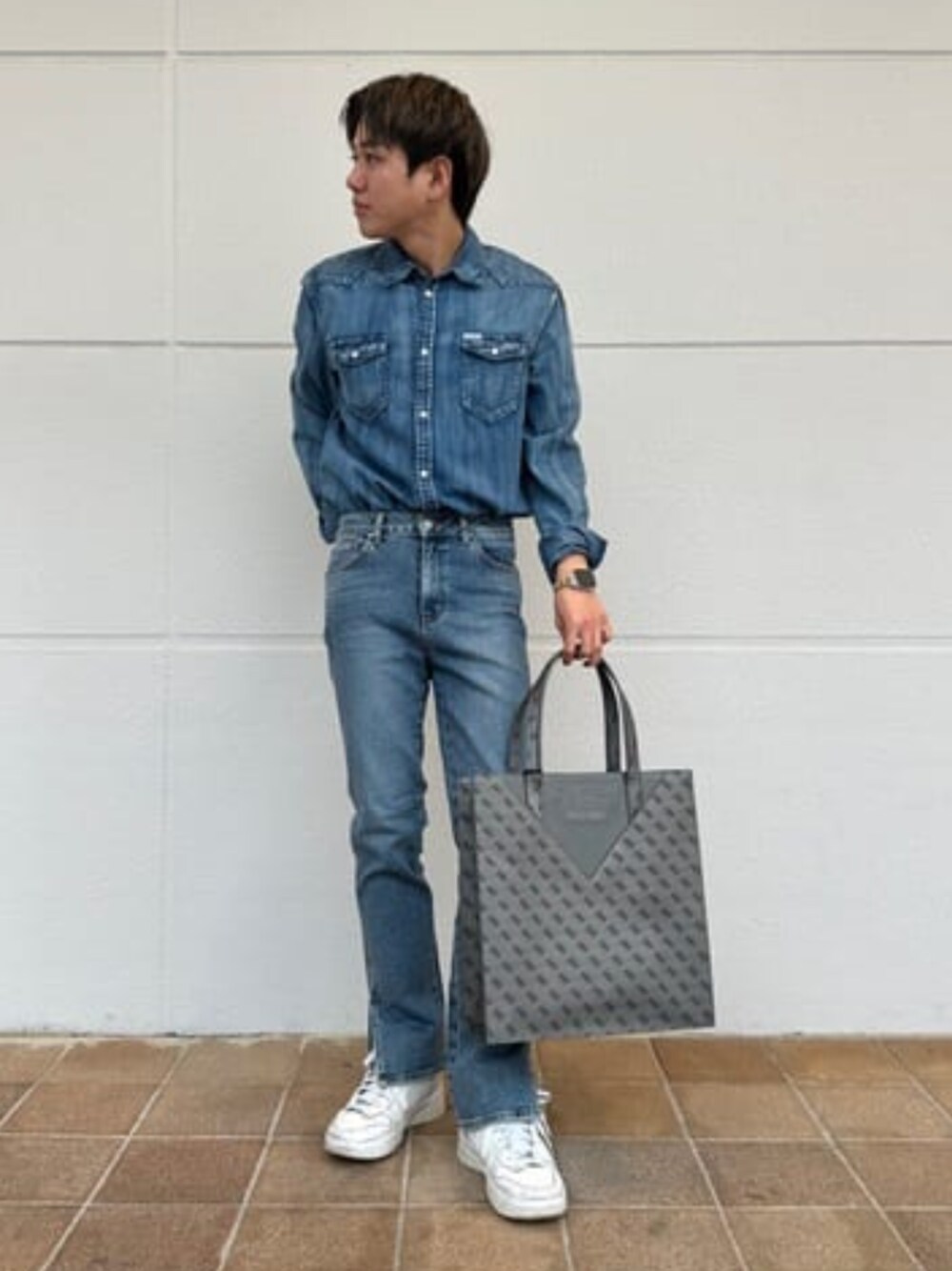 「guess、GUESS、デニム、デニムパンツ、デニムシャツ、デニムオンデニム、シンプルコーデ、カジュアル、カジュアルコーデ」｜「GuessのTruckee Long-Sleeve Denim Shirt（シャツ/ブラウス、ブルー系）」を使った、GUESS JAPANさん（メンズ・174cm）の冬コーディネートの1枚目の写真