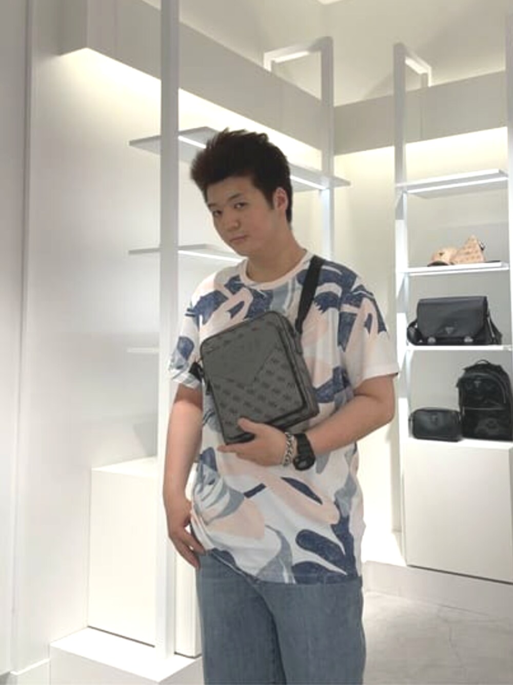 「GUESS、メンズファッション、夏コーデ、オーバーサイズ、ショルダーバッグ」｜「GuessのSOUTH ALAMEDA Shield Tag Bracelet アクセサリー ブレスレット（ブレスレット、シルバー系）」を使った、GUESS JAPANさん（メンズ・178cm）の春コーディネートの1枚目の写真
