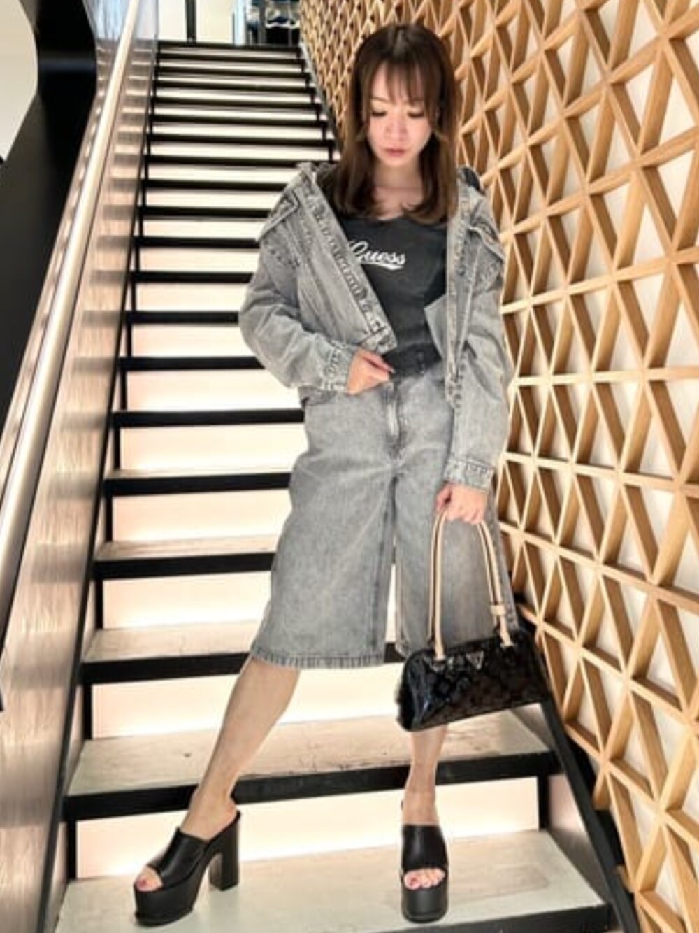 グレー系のタンクトップ、グレー系のデニムパンツ、グレー系のデニムジャケットを着用したレディースの夏コーディネートの1枚目の写真