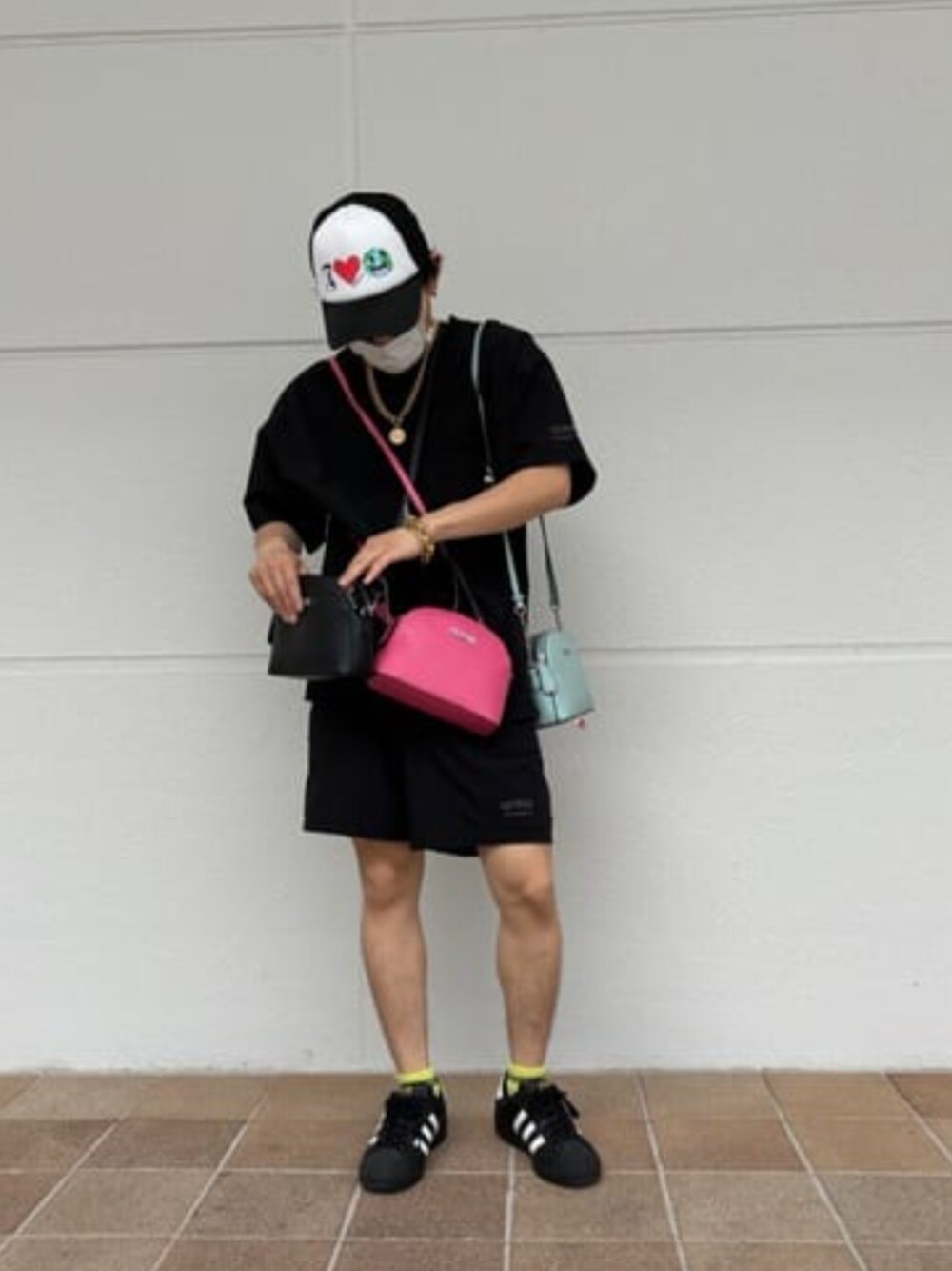 「guess、セットアップ、夏コーデ」｜「GuessのGUESS Originals Earth Day Love Trucker Hat（ハット、ブラック系）」を使った、GUESS JAPANさん（メンズ・158cm）の春コーディネートの1枚目の写真